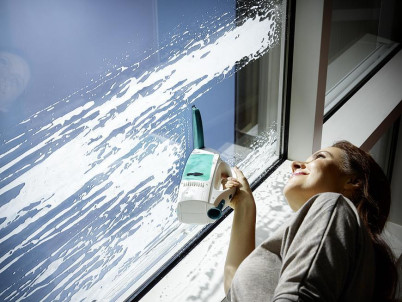 Čistič okien LEIFHEIT 51003 Window cleaner, s tyčou 43 cm, mop a vysávač na okná, akumulátorový