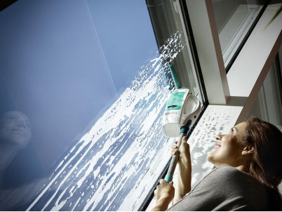 Čistič okien LEIFHEIT 51003 Window cleaner, s tyčou 43 cm, mop a vysávač na okná, akumulátorový